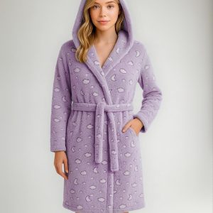 Bata Polar Soft Gofrada Con Capucha Y Bolsillos Corta 7410 Luna Lila 1
