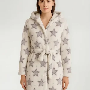 Bata Polar Soft Gofrada Con Capucha Y Bolsillos Corta 7410 Lila Estrellas 1