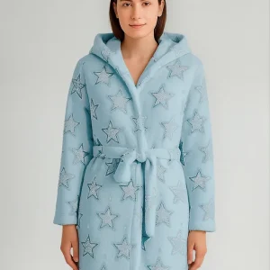 Bata Polar Soft Gofrada Con Capucha Y Bolsillos Corta 7410 Celeste Estrellas 1