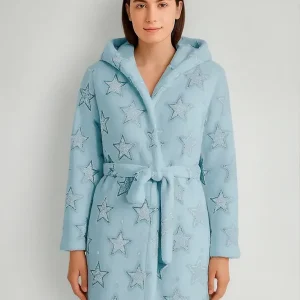 Bata Polar Soft Gofrada Con Capucha Y Bolsillos Corta 7410 Celeste Estrellas 2